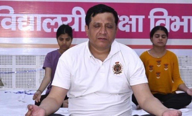 योग दिवस पर शिक्षा महानिदेशक बंशीधर तिवारी ने छात्रों संग किया योग, कहा – दिमाग को शांत रखने में भी मदद करता है योग