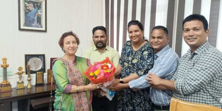 संविदा एवं बेरोजगार नर्सिंग अधिकारी महासंघ के प्रतिनिधिमंडल ने की नव नियुक्त महानिदेशक डॉ तारा आर्य से भेंट, दी बधाई, बताई समस्या