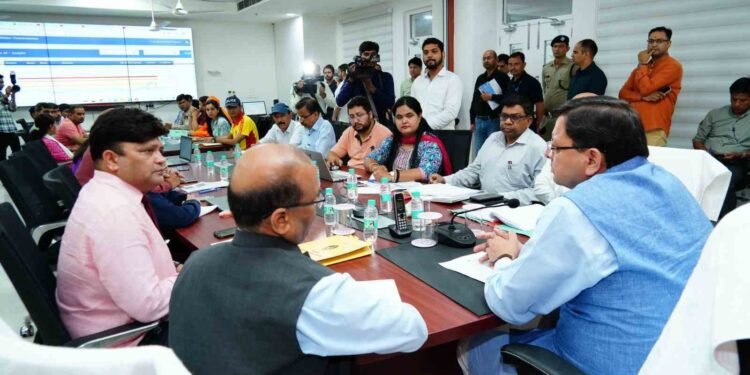 आपदा परिचालन केन्द्र का सीएम ने किया औचक निरीक्षण, अधिकारियों को हर समय अलर्ट मोड में रहने के दिए निर्देश