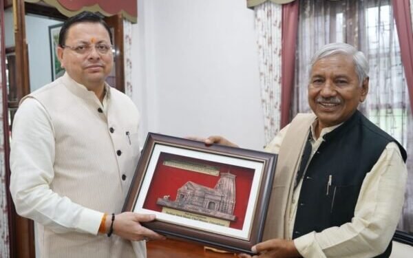 मुख्यमंत्री पुष्कर सिंह धामी से लोक गीतकार नरेन्द्र सिंह नेगी ने की शिष्टाचार भेंट