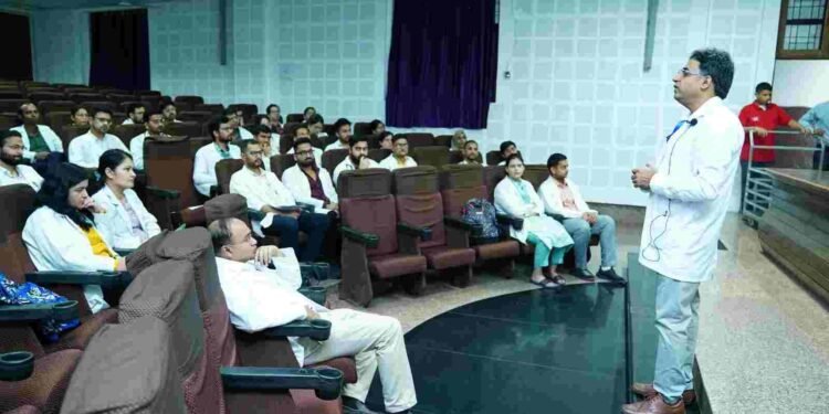एसजीआरआर मेडिकल काॅलेज सीएमई में विशेषज्ञों ने एडवांस सेमुलेशन तकनीक से दी ट्रेनिंग, उत्तराखण्ड मेडिकल काउंसिल के दिशा निर्देश पर हुआ सीएमई का आयोजन