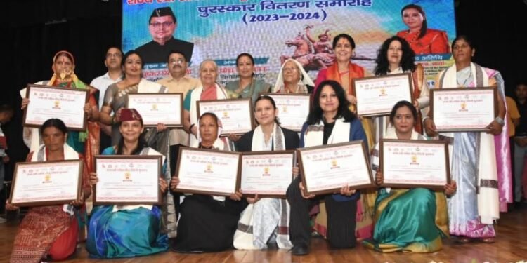 तीलू रौतेली की जयंती पर 13 महिलाओं को मिला तीलू रौतेली पुरस्कार, 33 आंगनबाड़ी कार्यकत्रियों को भी किया गया सम्मानित