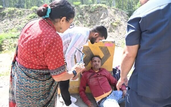 विधानसभा अध्यक्ष ने काफिला रोक एक्सिडेंट में घायल हुए युवक को अपने वाहन से भेजा हॉस्पिटल