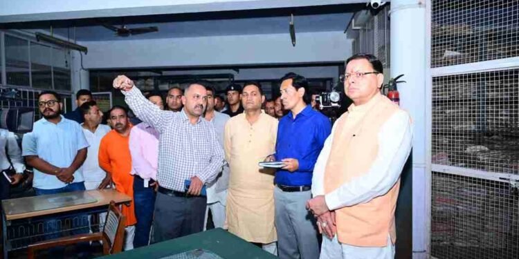 अचानक आरटीओ कार्यालय पहुंचे सीएम धामी, कमिश्नर से कार्यालय की रिपोर्ट की तलब