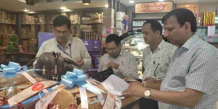 मुख्यमंत्री के निर्देश के बाद एसओपी का सख्ती से पालन कराने के लिए खाद्य करोबोेरियों के यहां बड़े स्तर पर छापेमारी, फूड कारोबारियों पर कार्यवाही की होगी डेली मॉनीटरिंग, अभियान में लगी टीमों कों मुख्यालय को भेजनी होगी डेली रिपोर्ट- डॉ आर राजेश कुमार