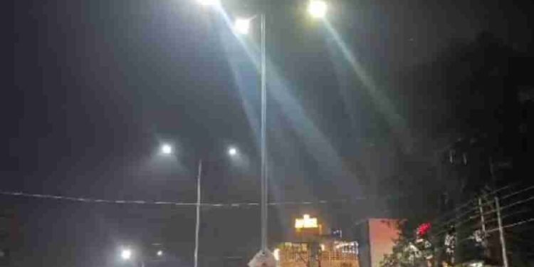 सहस्रधारा क्रॉसिंग से आईटी पार्क के बीच का क्षेत्र स्ट्रीट लाइटों से हुआ जगमग, एक करोड़ सात लाख की लागत से 157 बिजली पोल पर लगाई गई 291 लाइटें