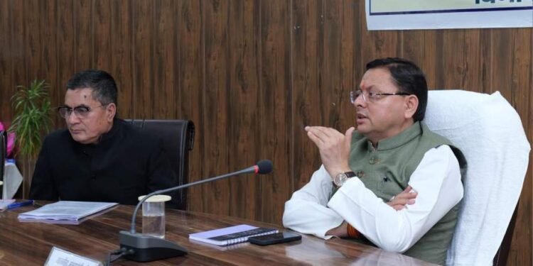 उत्तरकाशी पहुंचे सीएम धामी, विकास कार्यों की समीक्षा, विभागों को दिए निर्देश