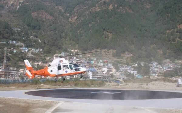 मुख्यमंत्री पुष्कर सिंह धामी ने सहस्त्रधारा हेलीपैड से जोशियाड़ा हेलीपैड के लिए हेली सेवा का शुभारंभ, पहली उड़ान का आगमन होते ही हेलीपैड पर पुष्पवर्षा कर लोगों ने हर्षोंल्लास किया व्यक्त