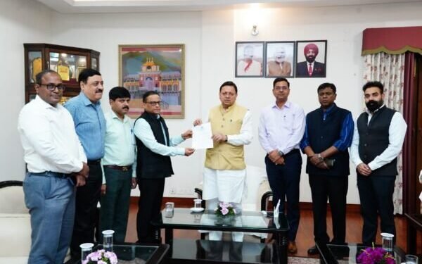 मुख्यमंत्री पुष्कर सिंह धामी से आईएएस एसोसिएशन के पदाधिकारियों ने की भेंट, विभिन्न विषयों पर की वार्ता