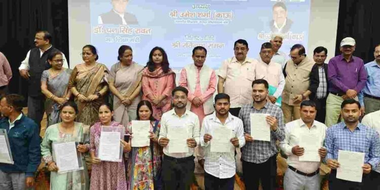 शिक्षा मंत्री धन सिंह ने बांटे नियुक्ति पत्र, अब तक 2296 बेसिक शिक्षकों को दी गई नियुक्तिः शिक्षा मंत्री