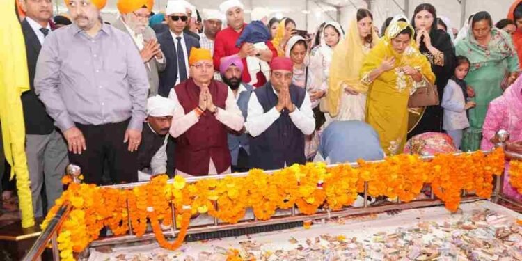 गुरू नानक जयंती पर सीएम धामी ने गुरूद्वारे में टेका मत्था, प्रदेशवासियों की सुख-समृद्धि और खुशहाली के लिए की कामना