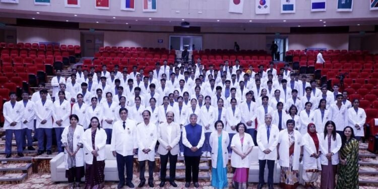 एम्स ऋषिकेश में संस्थान के तृतीय व्हाइट कोट सेरेमनी एवं एनुअल रिसर्च-डे समारोह का किया गया आयोजन