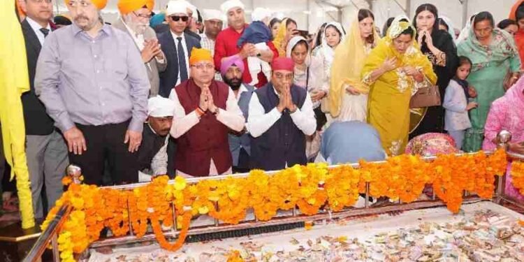 सीएम धामी ने गुरु नानक जयंती के अवसर पर रेसकोर्स देहरादून स्थित गुरुद्वारे में मत्था टेक कर प्रदेशवासियों की सुख-समृद्धि के लिए की प्रार्थना