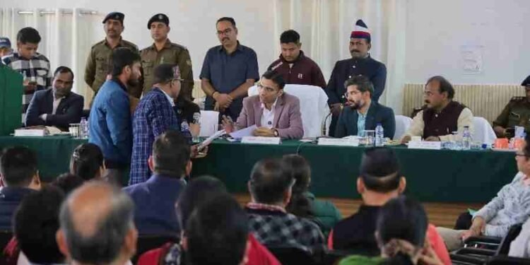 वर्षों बाद जिलाधिकारी के कालसी ब्लॉक पहुंचने पर क्षेत्रीय लोगों में दिखा उत्साह, वर्षों से सड़क मुआवजा हेतु भटक रहे बुजुर्ग को तत्काल नियमानुसार मुआवजा देने के निर्देश