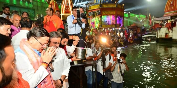 मां गंगा के घाटों में 3 लाख 51 हजार दीप प्रज्वलित; मुख्यमंत्री ने किया मां गंगा का पूजन, दीपोत्सव में शहीदों के निमित्त जलाया दीया