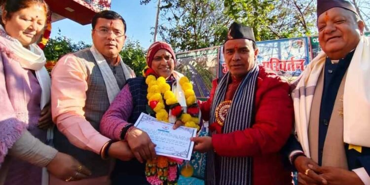 बुनियादी शिक्षा के लिये प्रेरणास्त्रोत है आदर्श विद्यालय कपकोट: डॉ. धन सिंह रावत