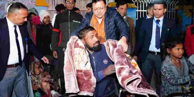 सीएम धामी ने आई.एस.बी.टी, देहरादून में जरूरतमंद लोगों को सर्दी से बचाव हेतु कंबल किये वितरित
