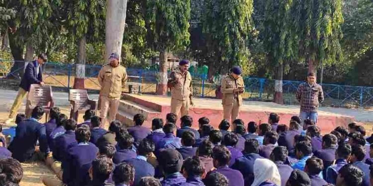 SSP देहरादून के निर्देशों पर दून पुलिस का जागरूकता अभियान लगातार जारी, छात्र-छात्राओं को नशे से दूर रहने के लिए किया जागरूक
