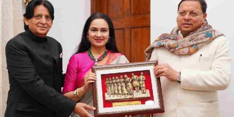 मुख्यमंत्री धामी से बॉलीवुड की अभिनेत्री पद्मिनी कोल्हापुरे ने की शिष्टाचार भेंट