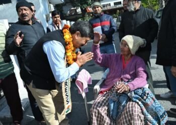 कांग्रेस मेयर प्रत्याशी आंदोलनकारी विरेंद्र पोखरियाल ने किया जनसंपर्क, कहा- जनता के हितों को ध्यान में रखते हुए बनाई जाएगी नीतियां