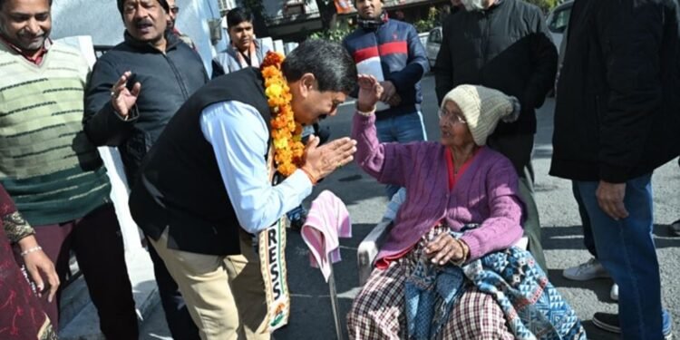 कांग्रेस मेयर प्रत्याशी आंदोलनकारी विरेंद्र पोखरियाल ने किया जनसंपर्क, कहा- जनता के हितों को ध्यान में रखते हुए बनाई जाएगी नीतियां