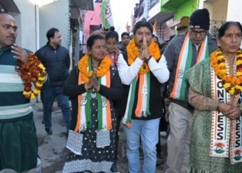 कांग्रेस के मेयर प्रत्याशी विरेन्द्र पोखरियाल ने डोर-टू-डोर किया जनसम्पर्क