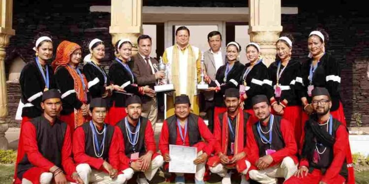 सीएम से उत्तराखण्ड की “सांस्कृतिक विरासत एवं साहसिक खेल” झांकी के कलाकारों ने की भेंट, झांकी के सभी कलाकारों को मिलेंगे 50-50 हजार