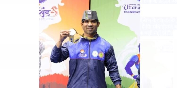 विजय कुमार ने 143 किग्रा क्लीन एंड जर्क में राष्ट्रीय रिकॉर्ड की बराबरी कर 55 किग्रा वेटलिफ़्टिंग में जीता स्वर्ण पदक