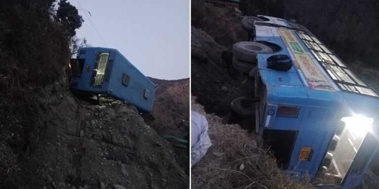 उत्तरकाशी : जखोल के पास दुर्घटनाग्रस्त हुई उत्तराखंड परिवहन निगम की बस, 30 लोग थे सवार