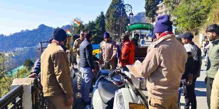 नियमो का उल्लंघन करने वालों पर चला दून पुलिस का डंडा, मसूरी क्षेत्र में माल रोड पर अस्थाई अतिक्रमण कर फड़- ठेली लगाने वालो के विरुद्ध पुलिस ने की कार्यवाही