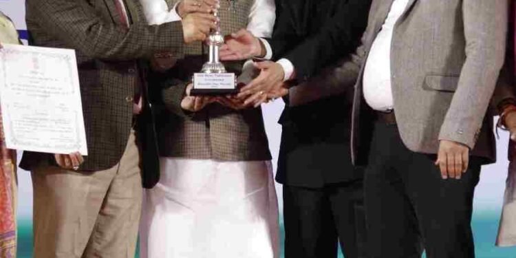 गणतंत्र दिवस परेड 2025 में उत्तराखण्ड की झांकी को मिला तीसरा स्थान, नई दिल्ली स्थित राष्ट्रीय रंगशाला शिविर में केंद्रीय रक्षा राज्यमंत्री संजय सेठ ने पुरस्कार किया प्रदान