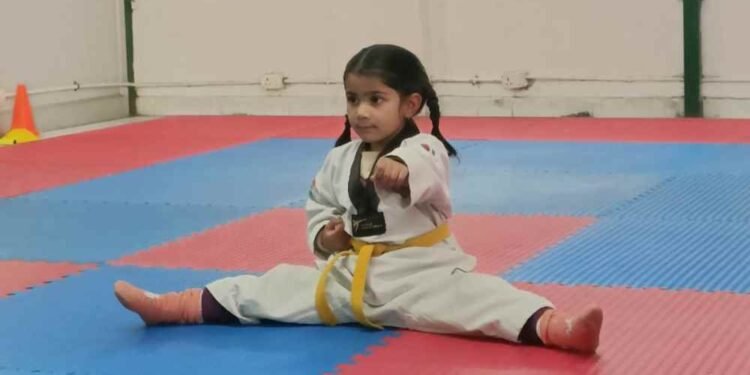 तीन साल की प्रतिभाशाली थिया सिंह ने ताइक्वांडो में बनाया विश्व रिकॉर्ड