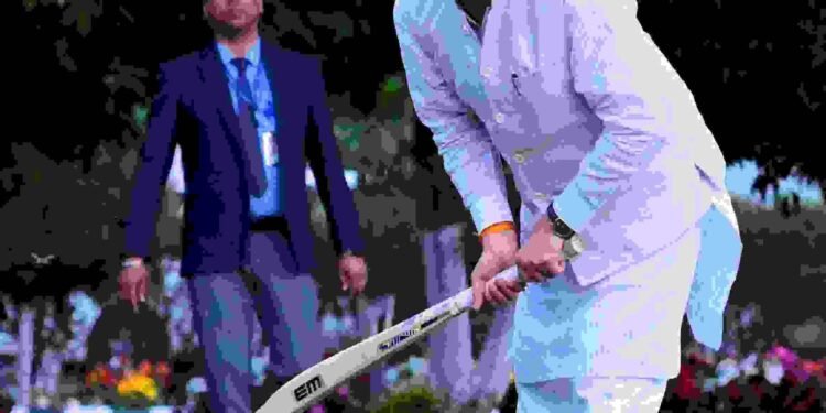 सीएम धामी ने जमकर की बल्लेबाजी, फिट रहने के साथ दिए कई सन्देश