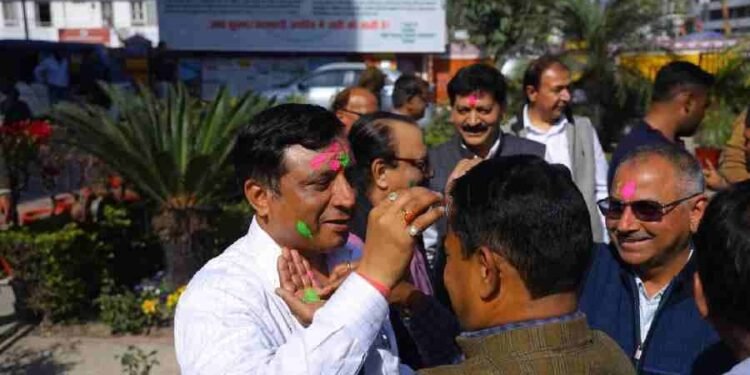 एमडीडीए उपाध्यक्ष ने अधिकारियों और कर्मचारियों संग मनाई होली, कहा – होली रंगों, भाईचारे और सकारात्मक ऊर्जा का पर्व