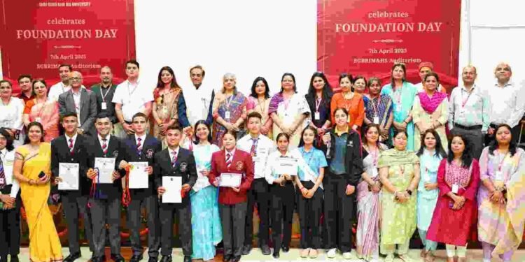 श्री गुरु राम राय विश्वविद्यालय में धूमधाम से मनाया गया नौवां स्थापना दिवस, पौधारोपण के द्वारा पर्यावरण बचाने का दिया सार्थक संदेश