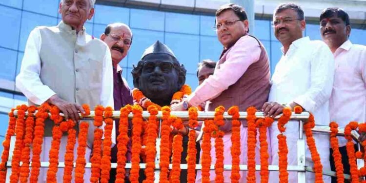 हेमवती नंदन बहुगुणा की जयंती; सीएम धामी, विजय बहुगुणा समेत कई नेताओं ने मूर्ति पर किया माल्यार्पण