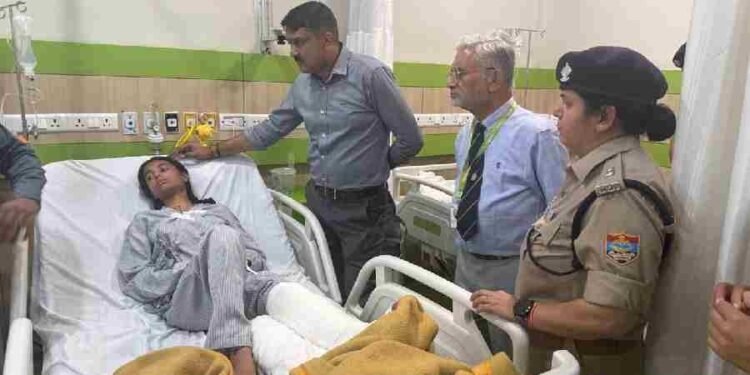 सिंहनीवाला क्षेत्र में हुई बस दुर्घटना में घायल व्यक्तियों से एसएसपी ने अस्पताल जाकर की मुलाकात, जाना हाल