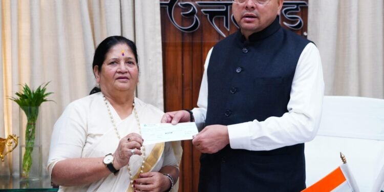 मुख्यमंत्री राहत कोष के लिए पर्वतारोही बछेंद्री पाल ने प्रदान किया 10 लाख का चेक